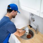 Métodos de bricolaje para limpiar tuberías obstruidas