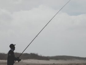Hombre pescando con caña en río