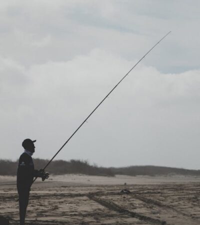 Hombre pescando con caña en río
