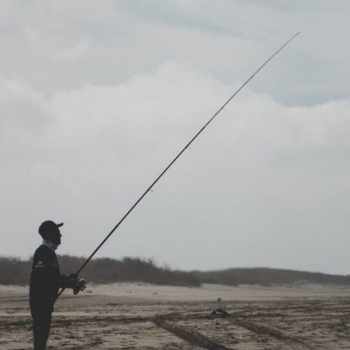 Hombre pescando con caña en río