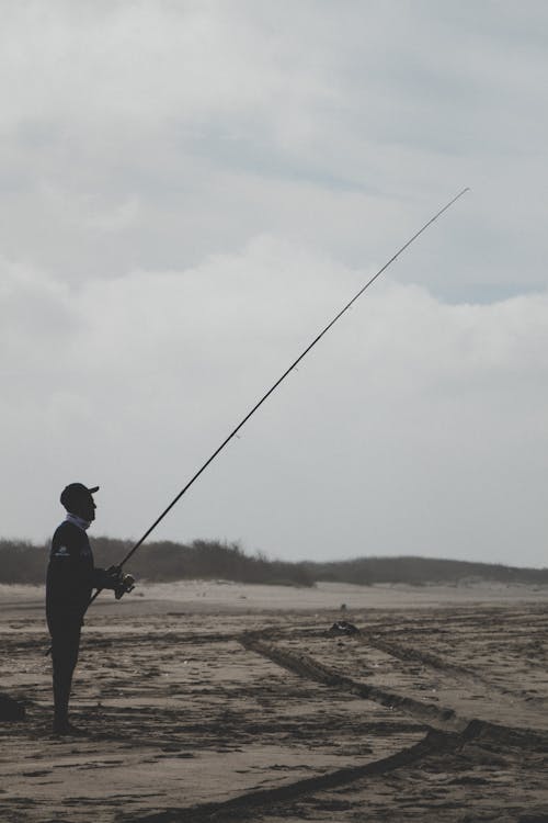 Hombre pescando con caña en río