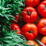Puesto de mercado tradicional con frutas y productos locales