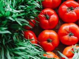 Puesto de mercado tradicional con frutas y productos locales