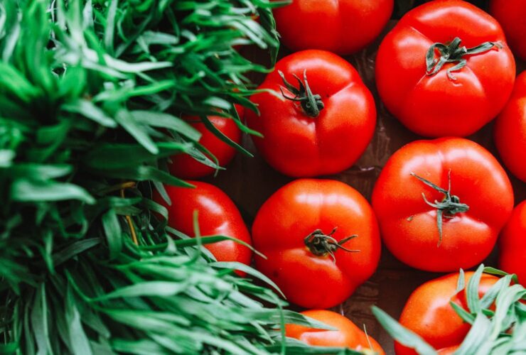 Puesto de mercado tradicional con frutas y productos locales