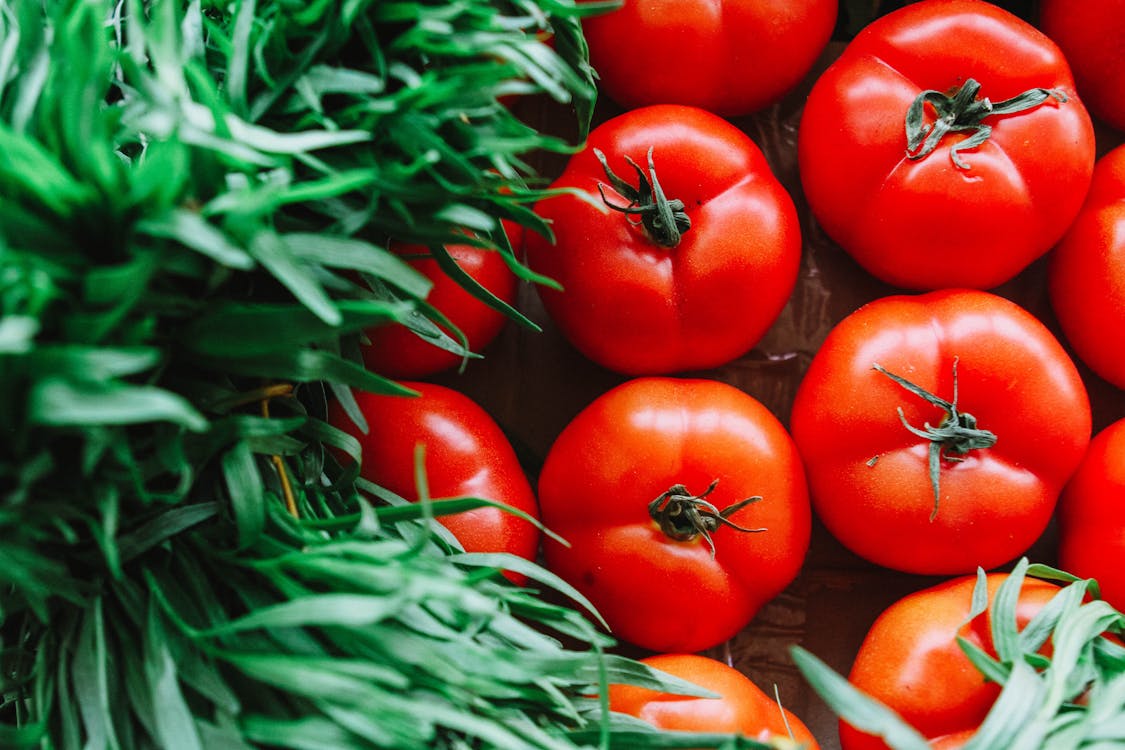 Puesto de mercado tradicional con frutas y productos locales