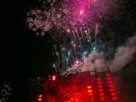 Público disfrutando de un festival de música y concierto al aire libre