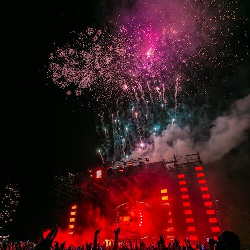 Público disfrutando de un festival de música y concierto al aire libre