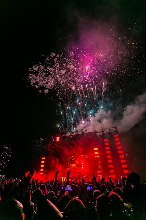 Público disfrutando de un festival de música y concierto al aire libre