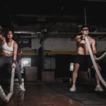 Interior de gimnasio moderno con equipamiento deportivo