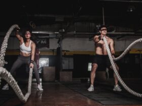 Interior de gimnasio moderno con equipamiento deportivo
