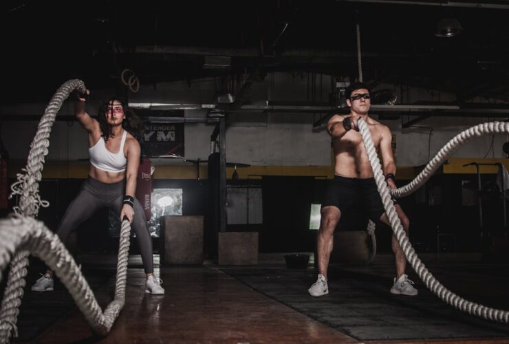 Interior de gimnasio moderno con equipamiento deportivo