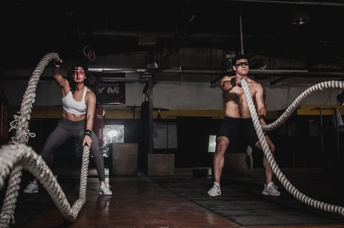 Interior de gimnasio moderno con equipamiento deportivo