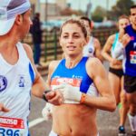 Grupo de corredores participando en una carrera popular