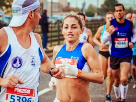 Grupo de corredores participando en una carrera popular
