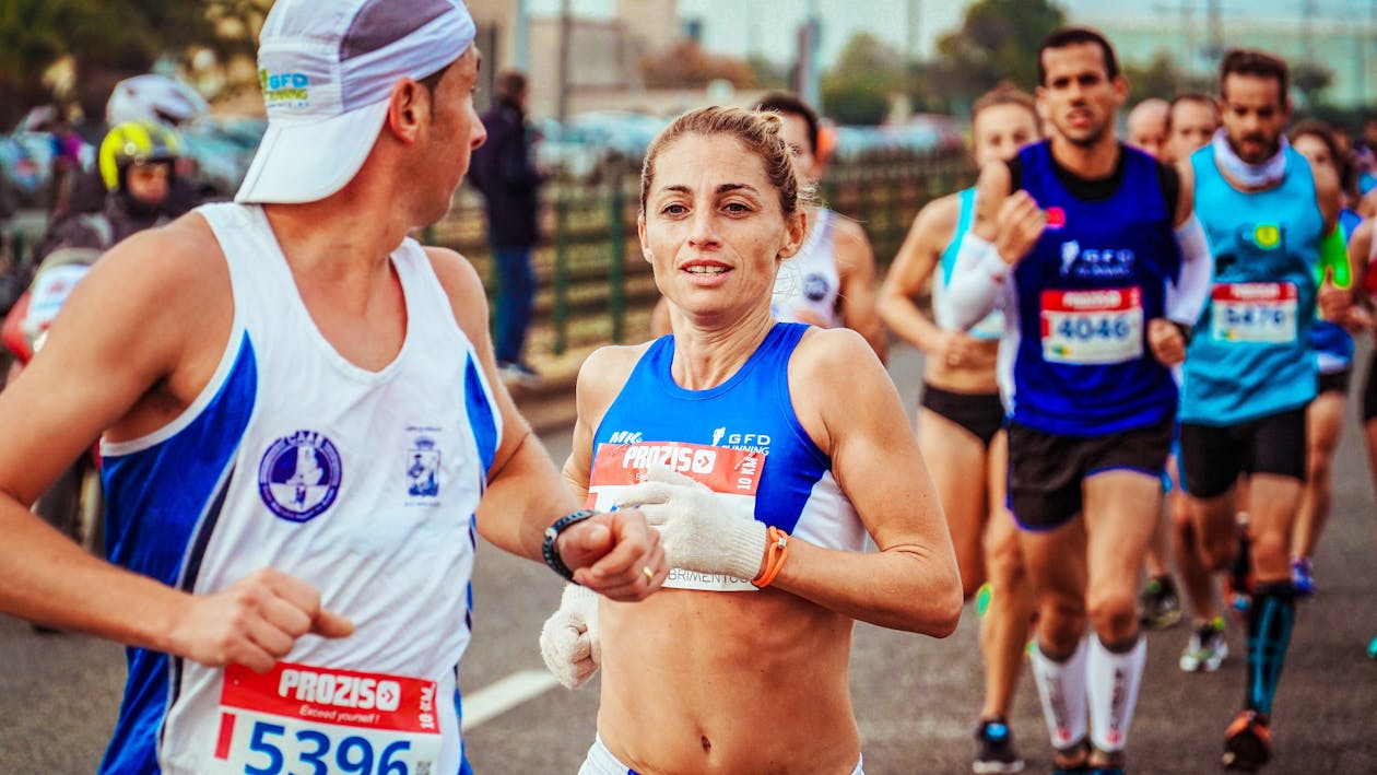 Grupo de corredores participando en una carrera popular