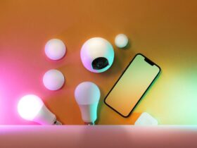 Dispositivos de domótica y hogar inteligente controlados por smartphone