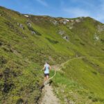 Ruta de senderismo en los Picos de Europa durante la primavera