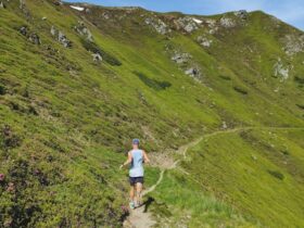 Ruta de senderismo en los Picos de Europa durante la primavera