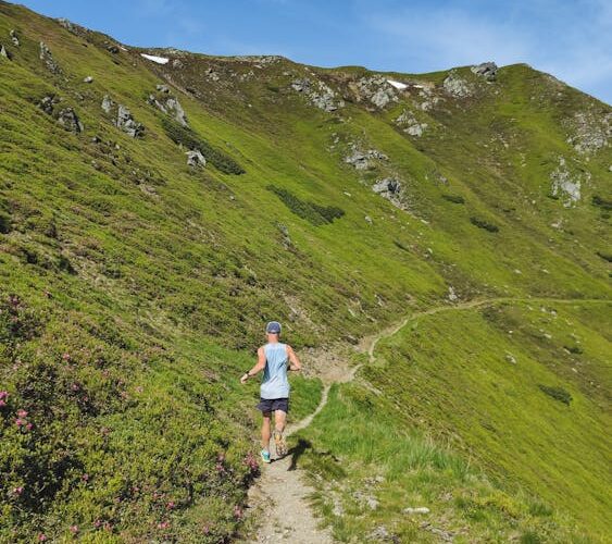 Ruta de senderismo en los Picos de Europa durante la primavera