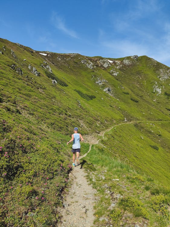 Ruta de senderismo en los Picos de Europa durante la primavera