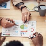 Profesionales trabajando en oficina moderna, economía empresarial