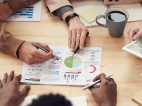 Profesionales trabajando en oficina moderna, economía empresarial