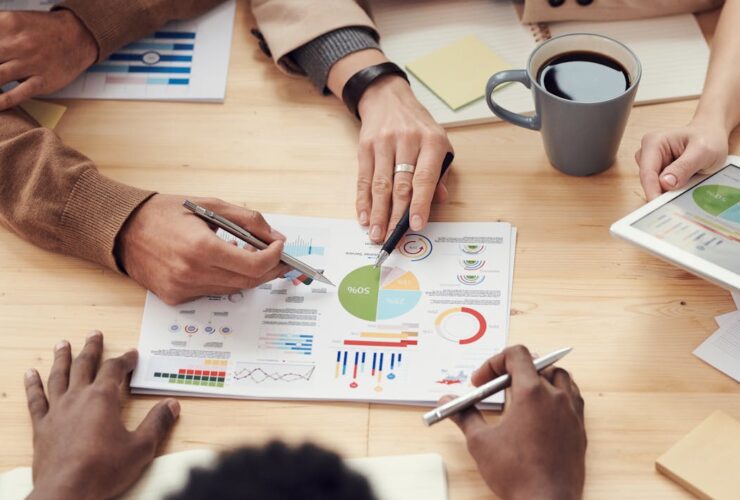 Profesionales trabajando en oficina moderna, economía empresarial