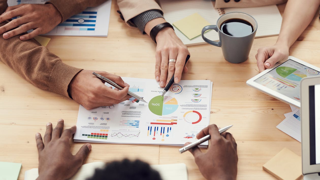 Profesionales trabajando en oficina moderna, economía empresarial