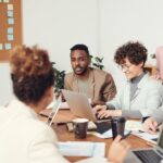 Jóvenes profesionales en reunión de trabajo y empleo