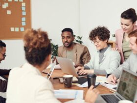 Jóvenes profesionales en reunión de trabajo y empleo