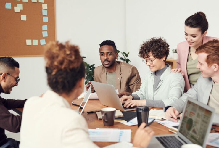 Jóvenes profesionales en reunión de trabajo y empleo