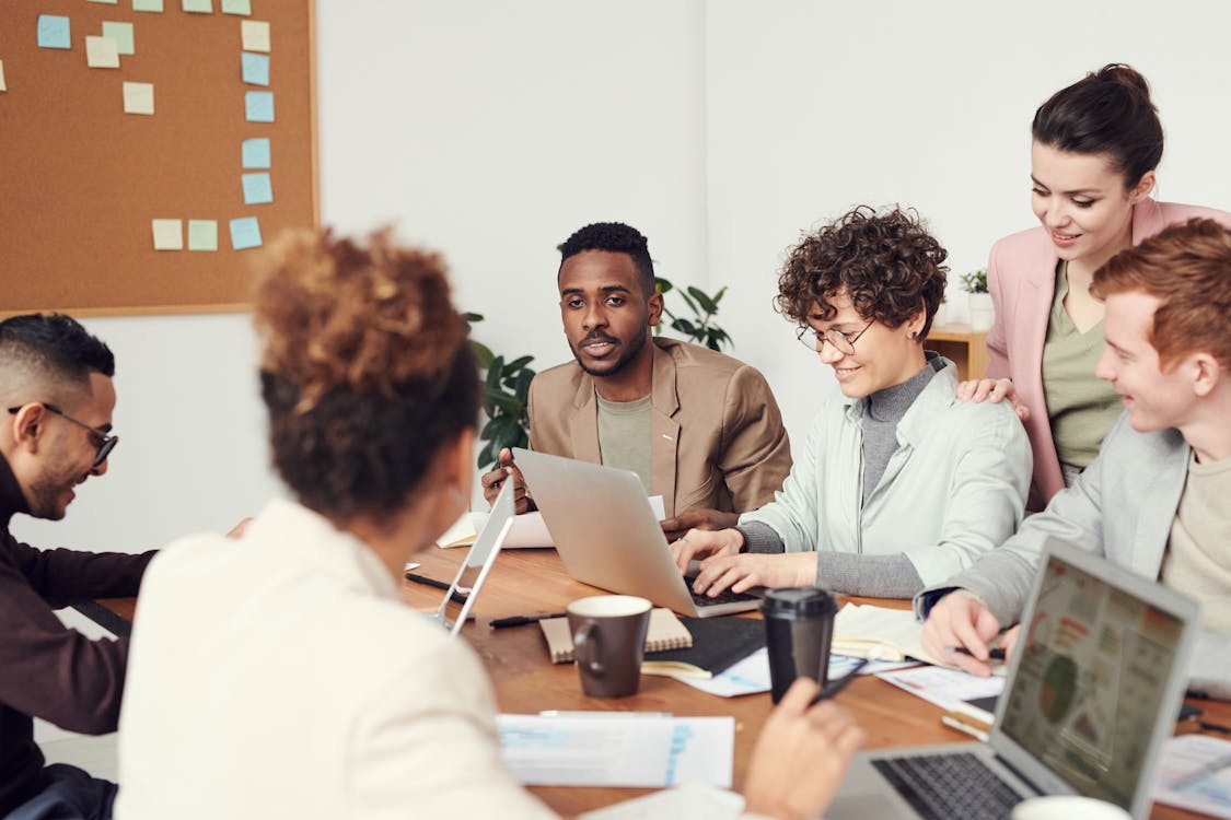 Jóvenes profesionales en reunión de trabajo y empleo