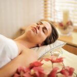 Ambiente relajante de spa con velas y elementos de bienestar
