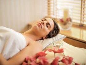 Ambiente relajante de spa con velas y elementos de bienestar