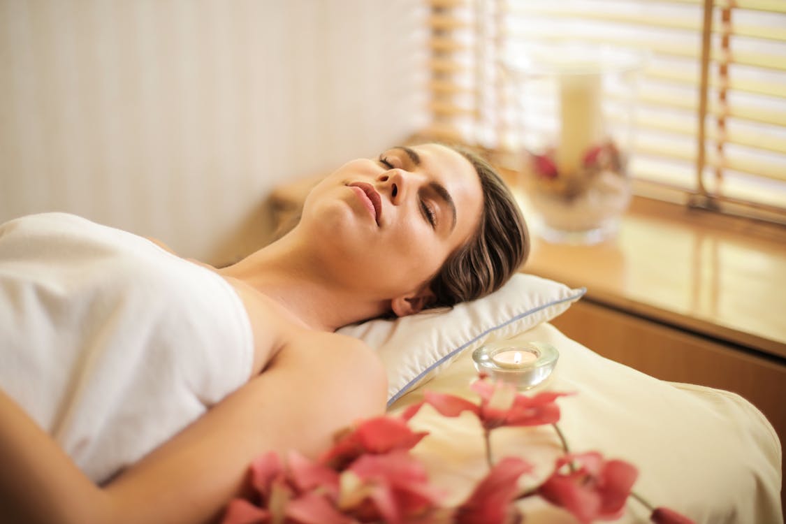 Ambiente relajante de spa con velas y elementos de bienestar