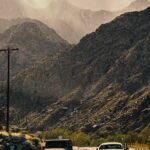 Coches circulando por una carretera de montaña con curvas sinuosas