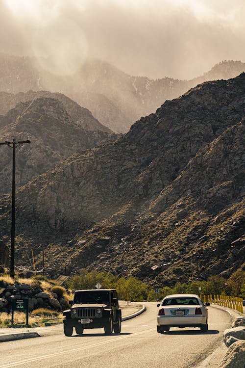 Coches circulando por una carretera de montaña con curvas sinuosas