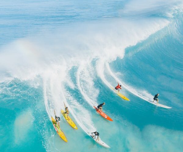 Surfistas disfrutando de las olas del mar