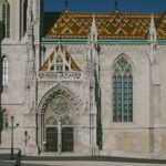 Fachada de catedral románica, patrimonio arquitectónico europeo