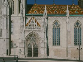Fachada de catedral románica, patrimonio arquitectónico europeo