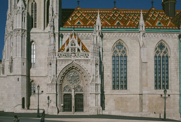 Fachada de catedral románica, patrimonio arquitectónico europeo
