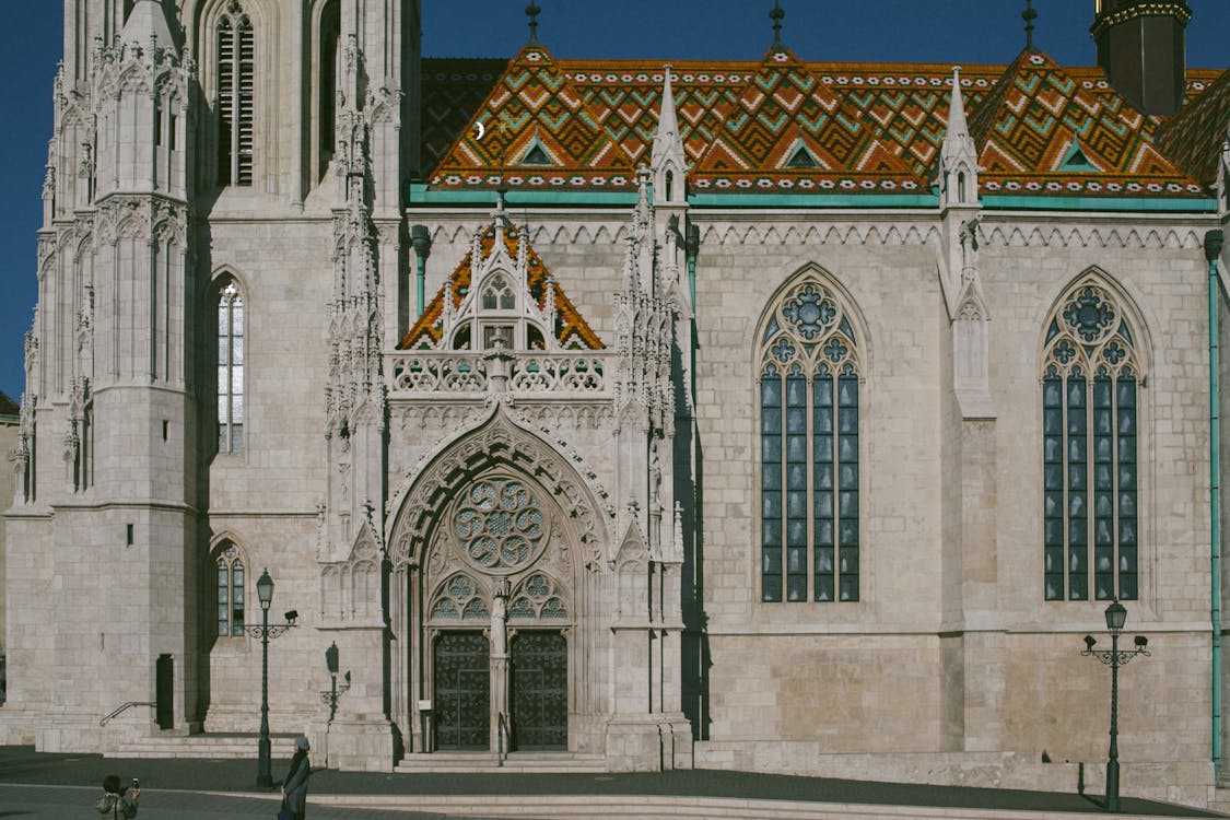 Fachada de catedral románica, patrimonio arquitectónico europeo