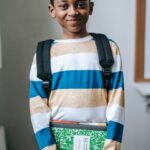 Estudiantes en aula de educación bilingüe participando en clase