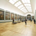 Interior de museo con obras de arte