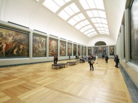 Interior de museo con obras de arte