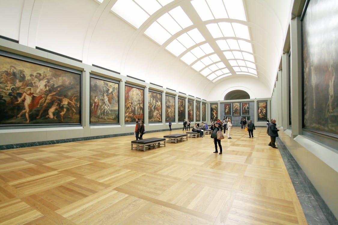 Interior de museo con obras de arte
