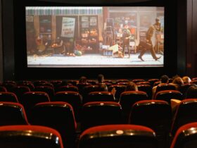 Sala de cine con butacas y pantalla de proyección