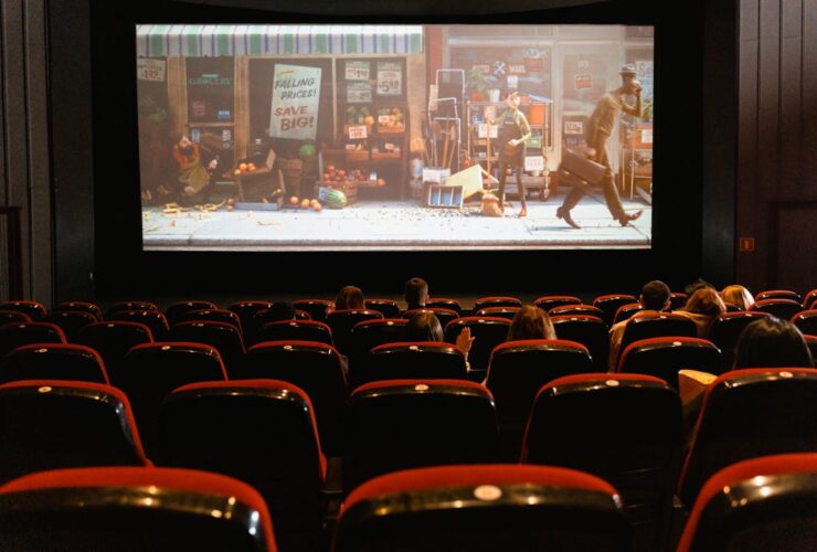 Sala de cine con butacas y pantalla de proyección