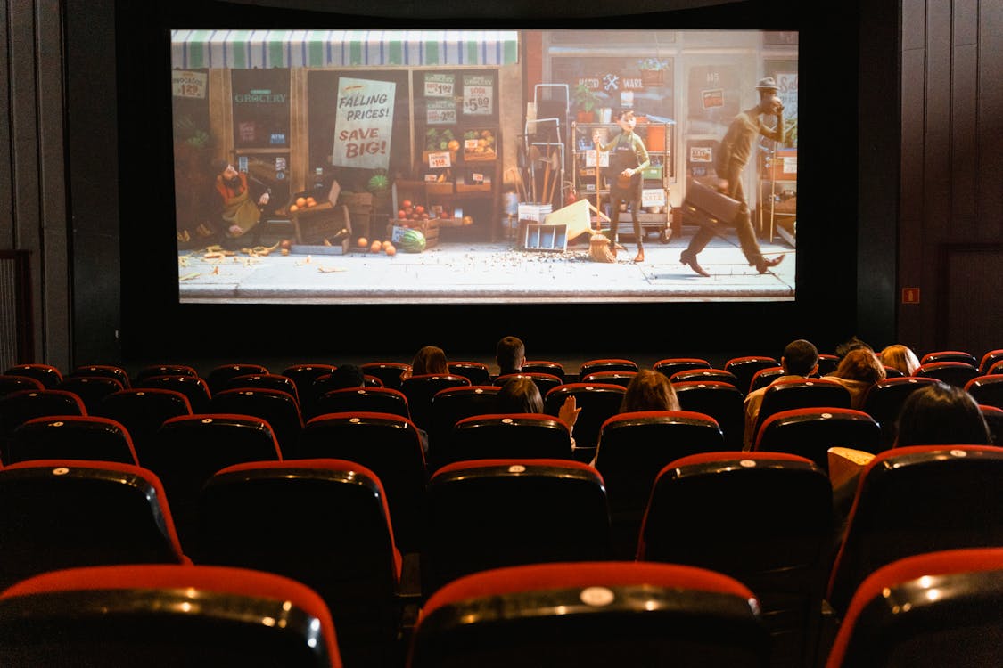Sala de cine con butacas y pantalla de proyección