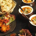 Variedad de platos de gastronomía tradicional sobre mesa de madera
